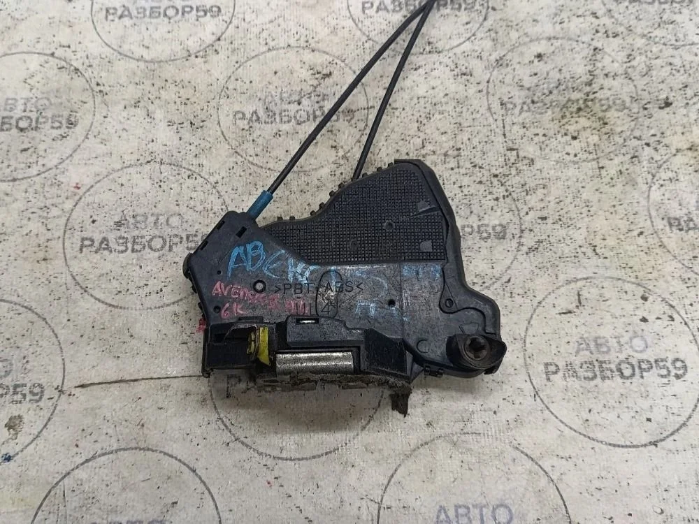 Замок двери передней левой Toyota Avensis T250 (2003—2006)