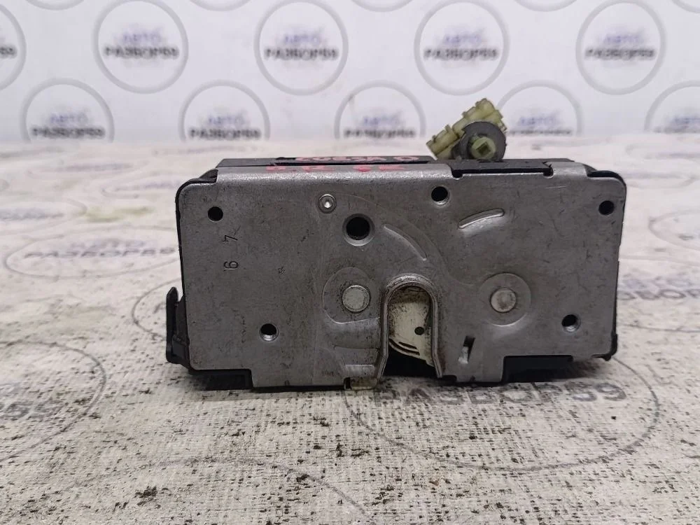 Замок двери передней правой Opel Corsa D (2006—2010)