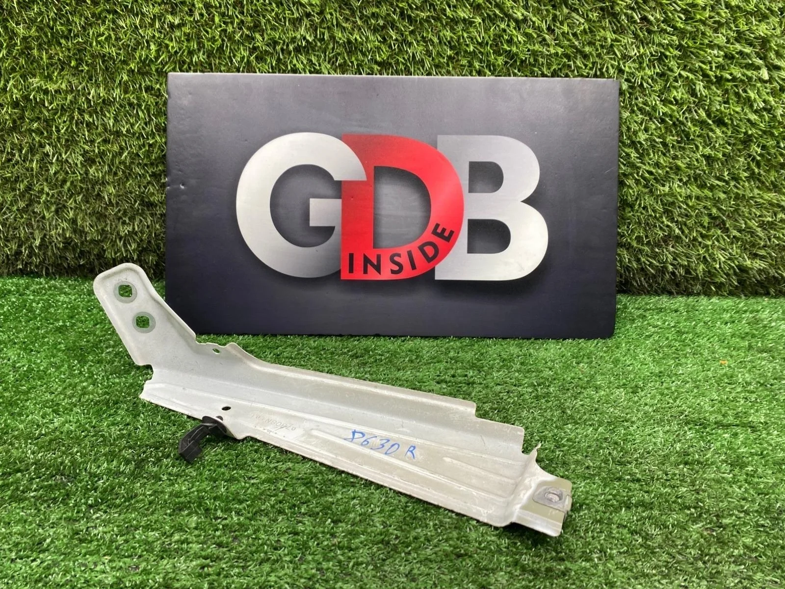 Кронштейн крыла BMW X3 2012 41357267326 F25 N20B20A, передний правый