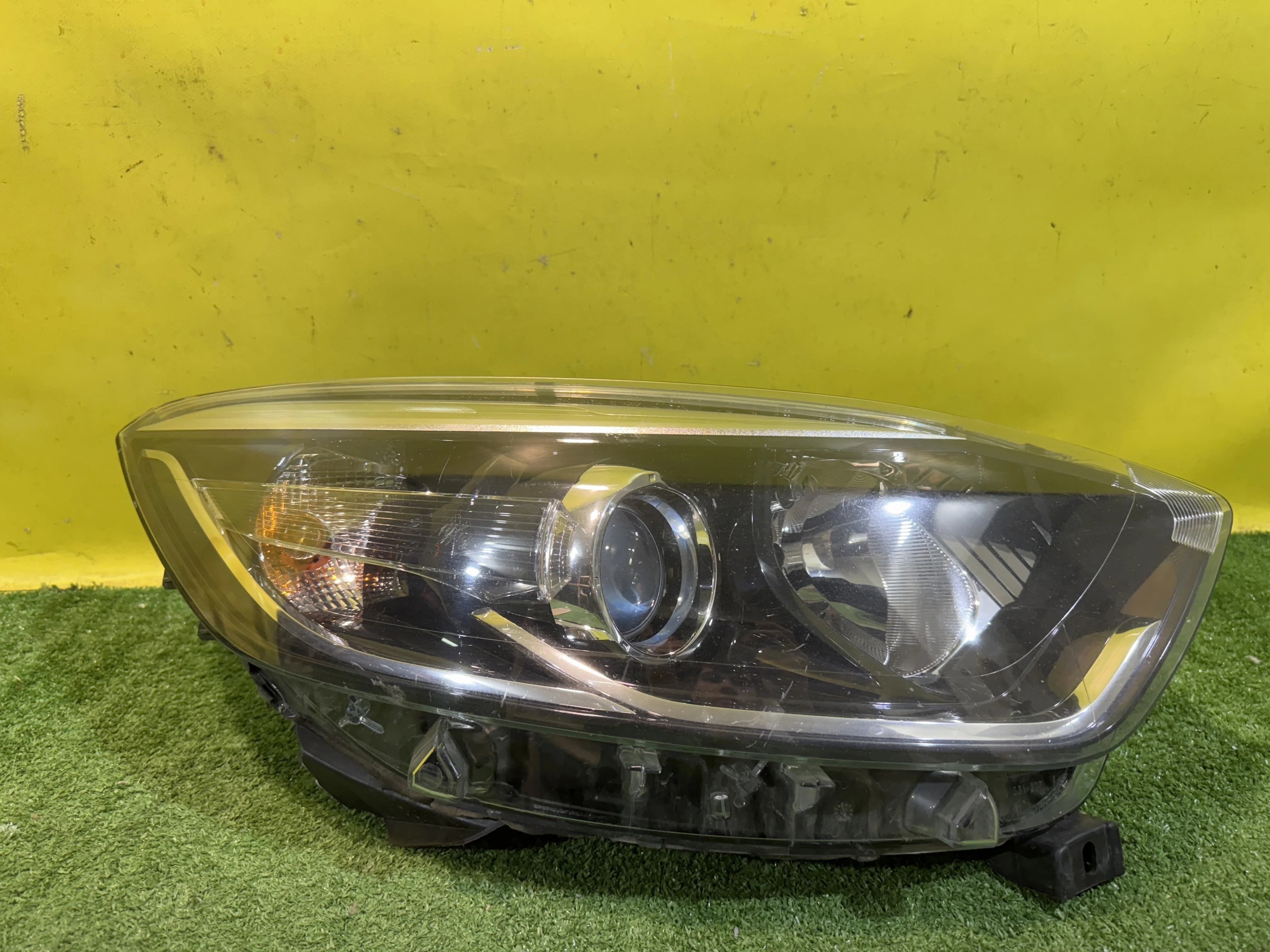Фара правая  Renault Kaptur 2016  260108765R 33768
