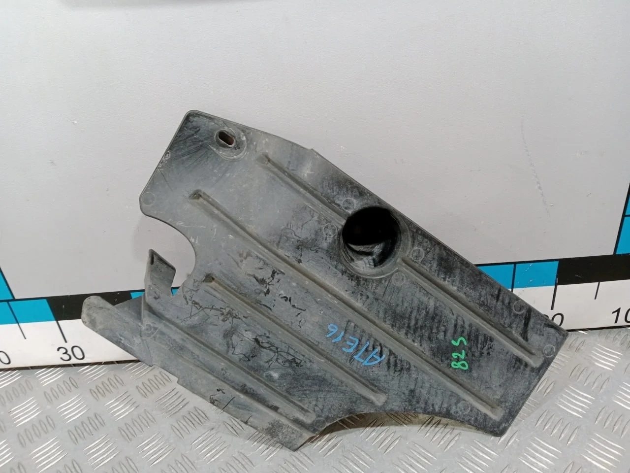 [Б/У] Защита антигравийная задняя правая Focus 2 [Код: 00684729 ]