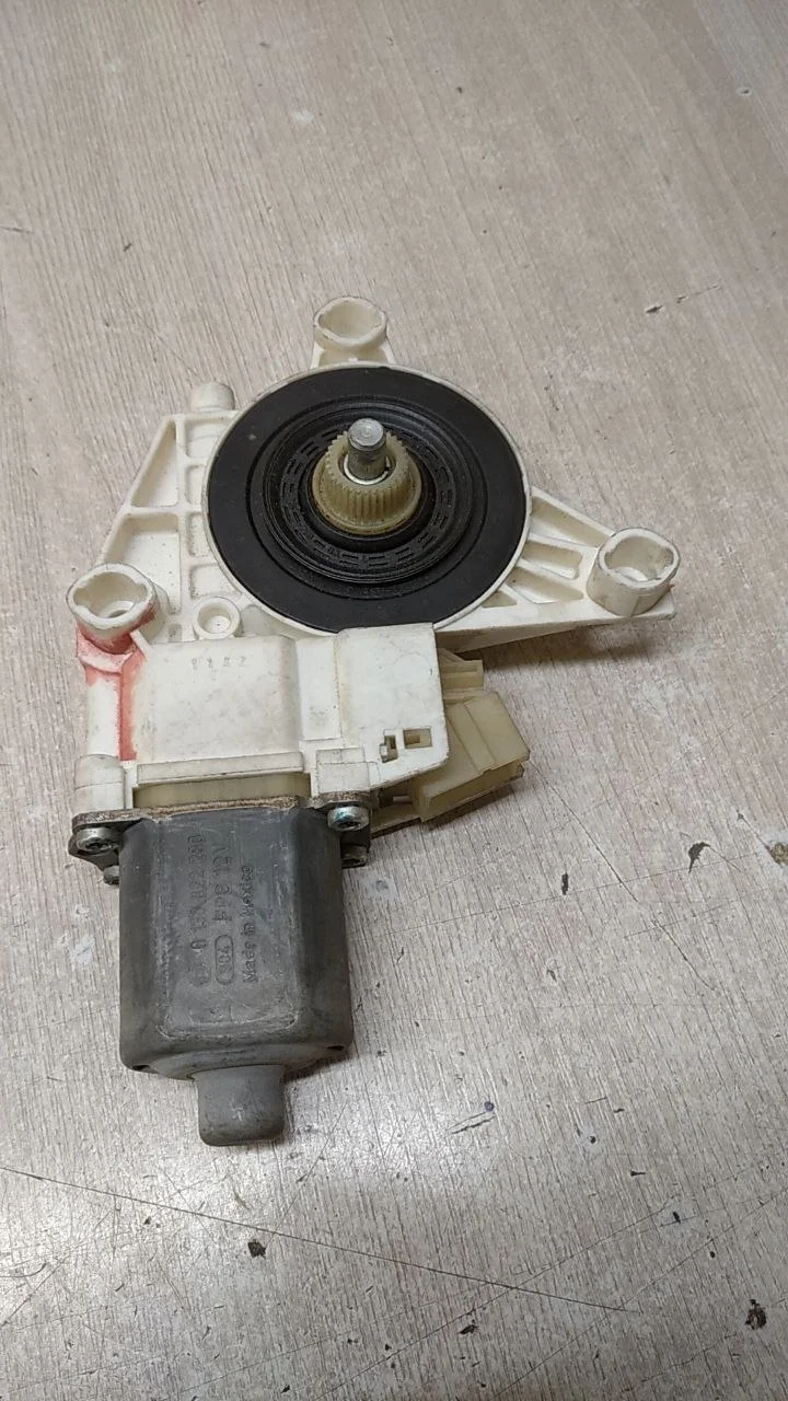 [Б/У] Моторчик стеклоподъемника задний правый W164 W251 [Код: 00326441 ]