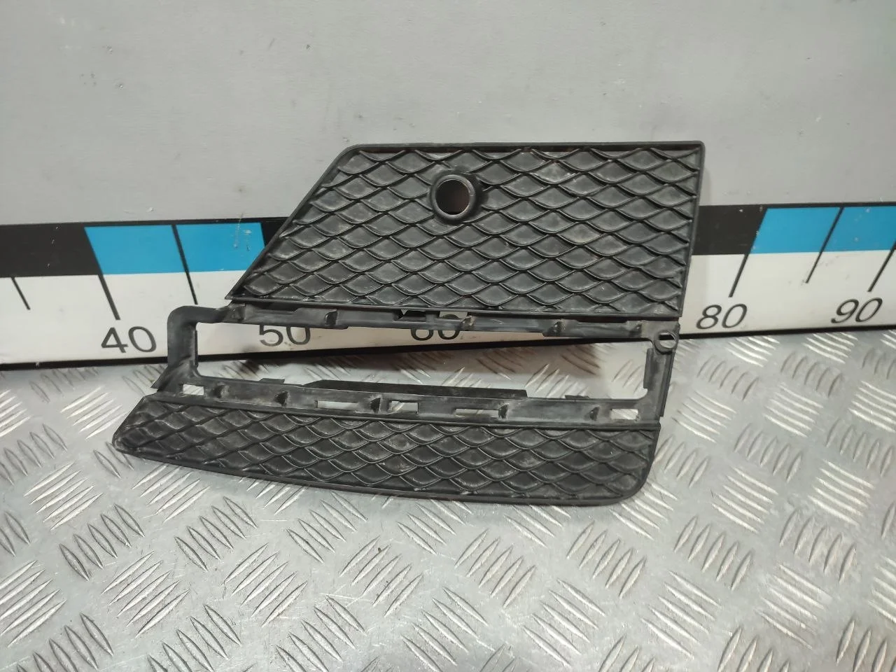 [Б/У] Решетка в бампер правая [Код: 00686800 ]