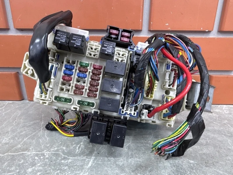 Блок предохранителей в салон Mitsubishi Pajero 2013 8637A562 4 3.2 4M41