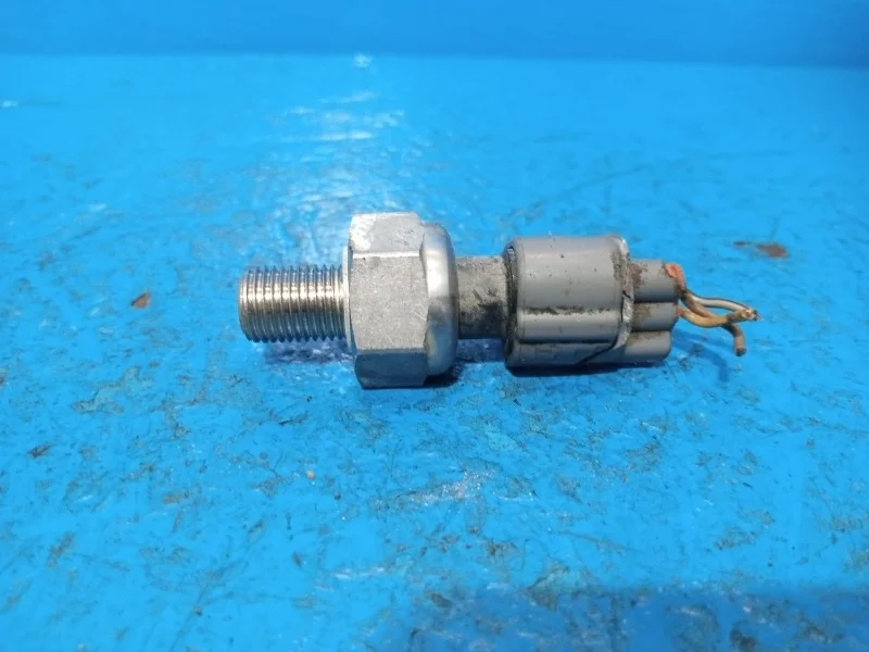 Датчик давления топлива Toyota Avensis, Corolla, Crown, Noah, RAV4, Voxy 1999-2005