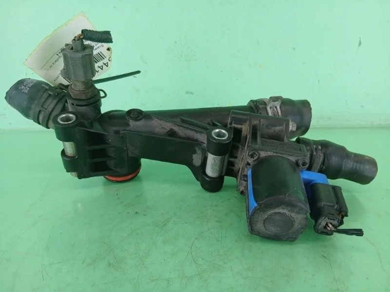 Фланец (тройник) двигателя системы охлаждения Ford Kuga 2012-2017