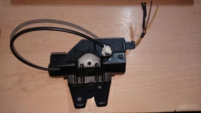 Замок багажника BMW 1 E87