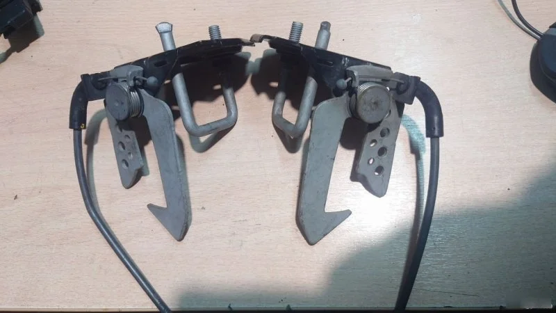 Крюк капота BMW 5 F10, F11