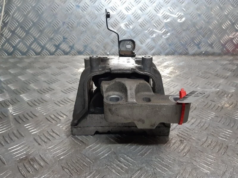 Опора двигателя Volkswagen Passat B7