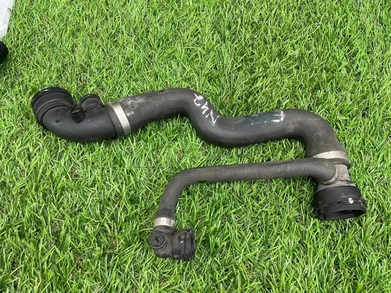 Патрубок системы охлаждения BMW 3 17127520668 E46, левый