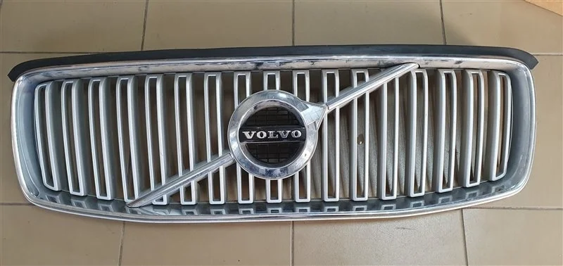 Решетка радиатора Volvo XC90 31425936