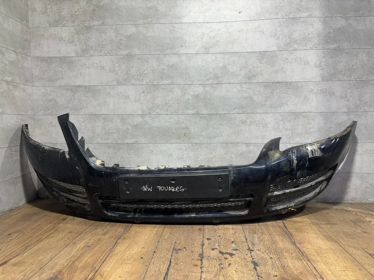 бампер передний Volkswagen Touareg   черный