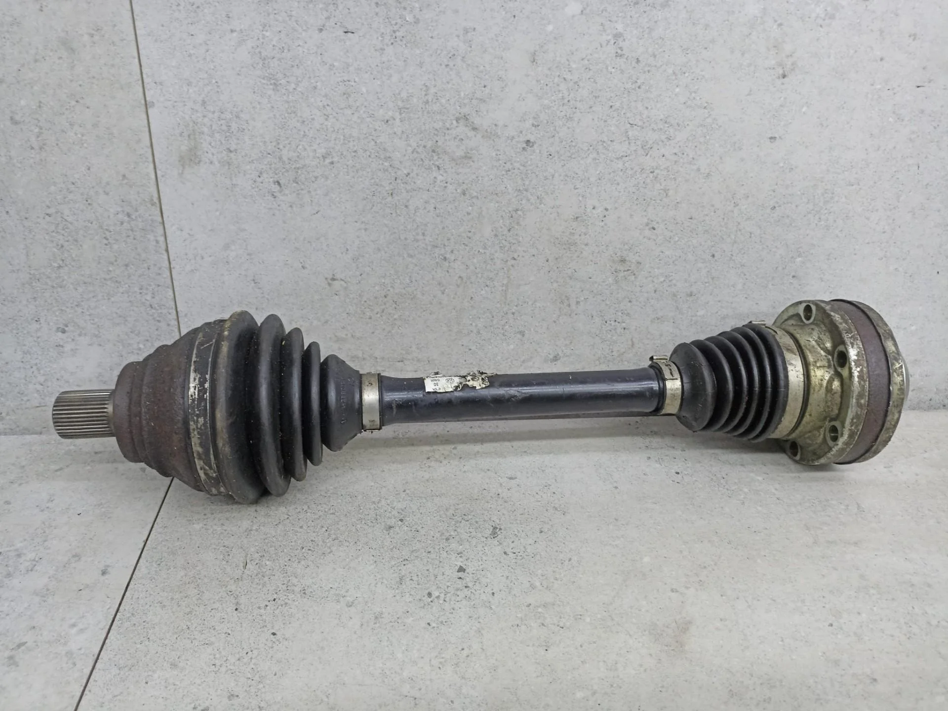 Полуось передняя левая Volkswagen Caddy 3