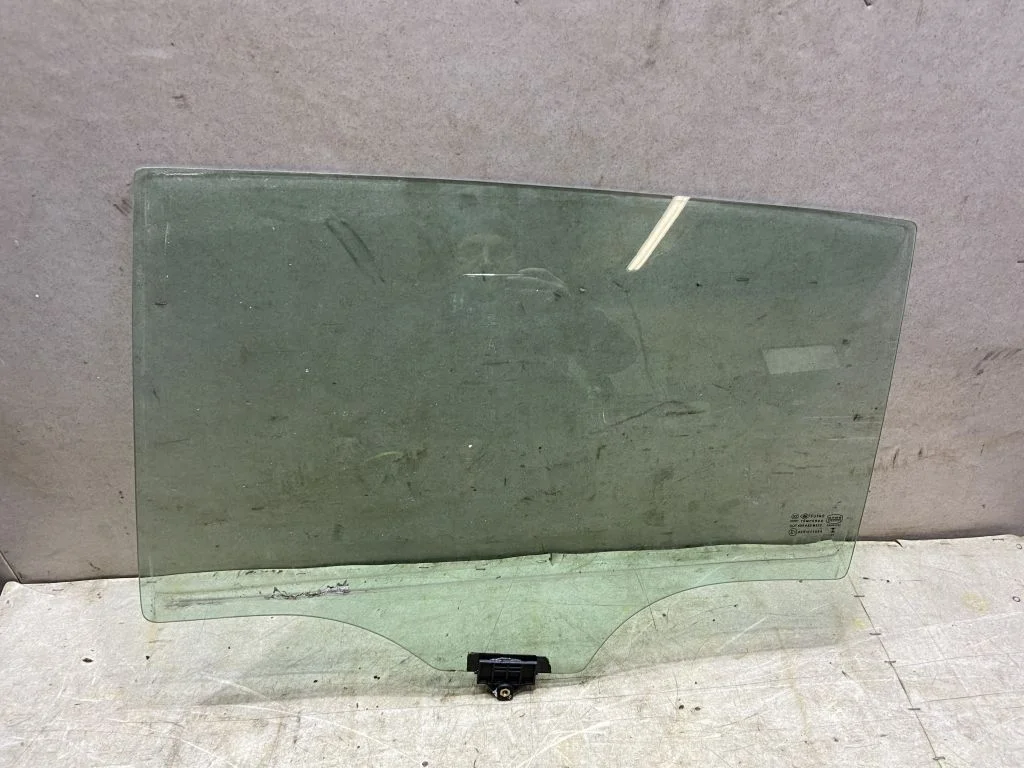 Стекло заднее левое Kia Sportage 4 2015