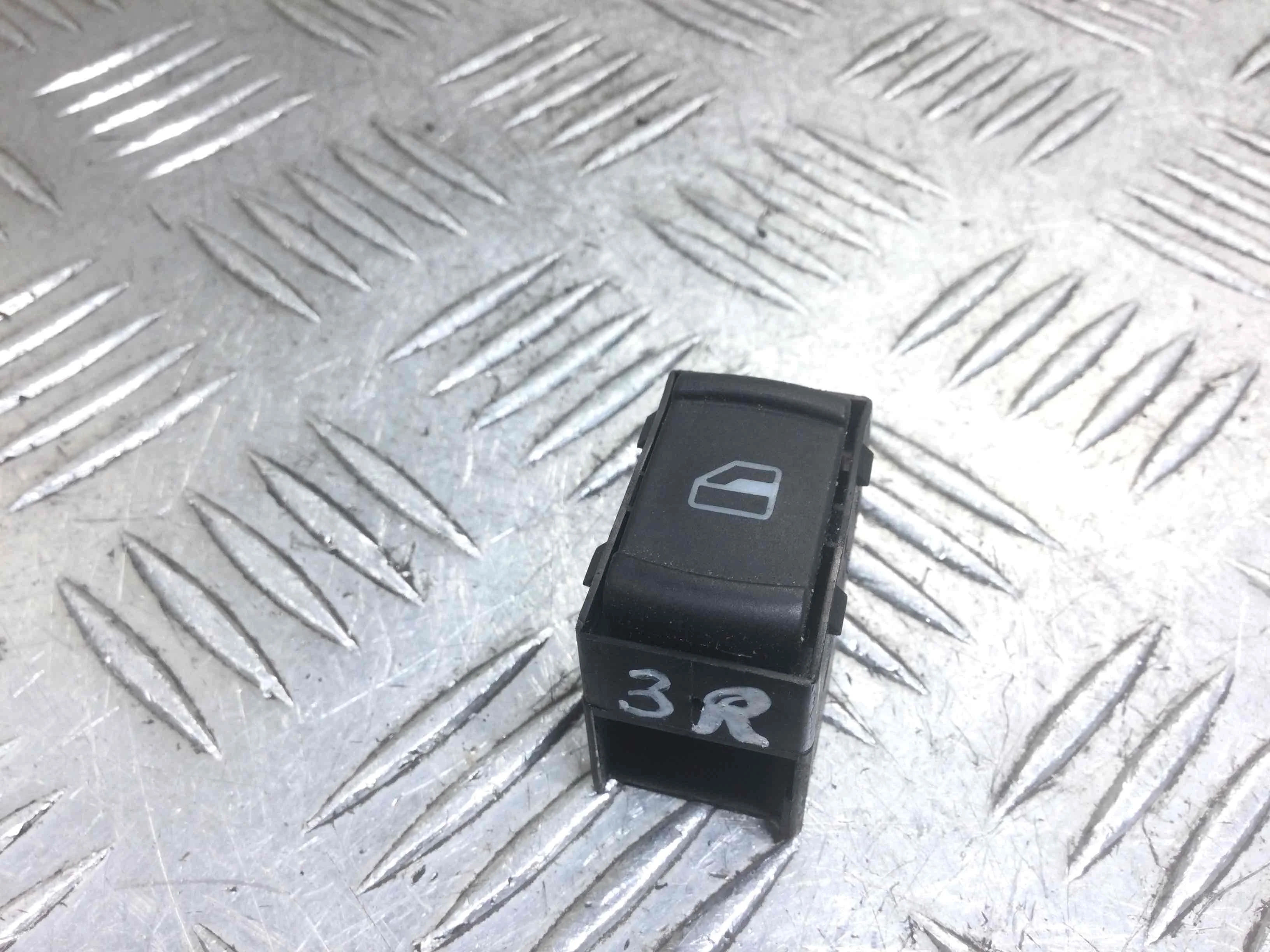 Кнопка стеклоподъемника заднего правого Volkswagen Passat B5 (1996-2000) дизель 2.5 TDI Механика Седан