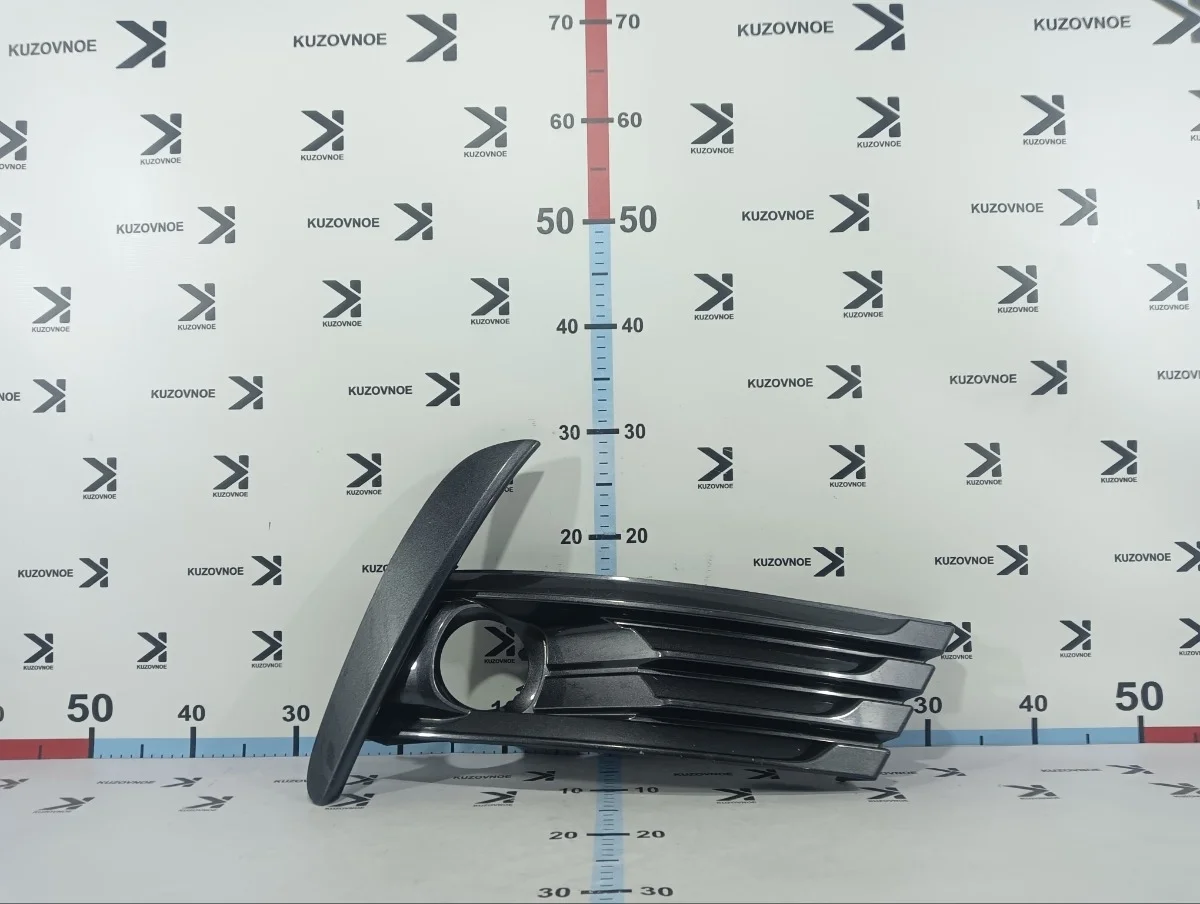 Оправа противотуманной фары Toyota Corolla 2013-2018 E180