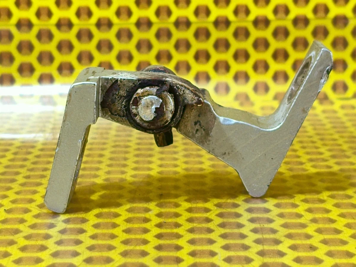 Петля двери передняя нижняя Skoda Octavia 2014 7N0831401 A7 CJSA, левая