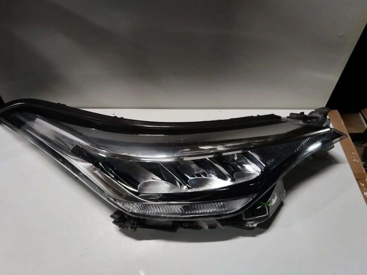 Фара Toyota C-HR 2024 81130F4180, правая