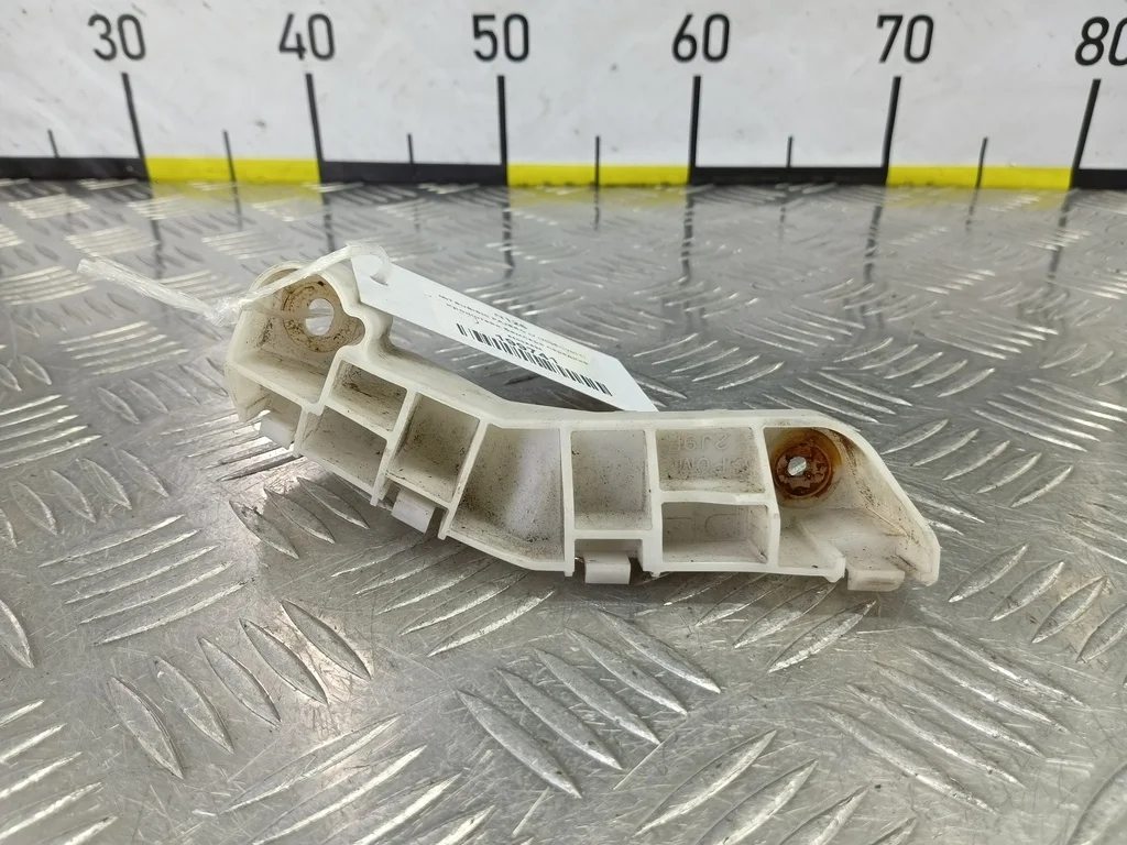 Кронштейн бампера передний MITSUBISHI PAJERO IV (