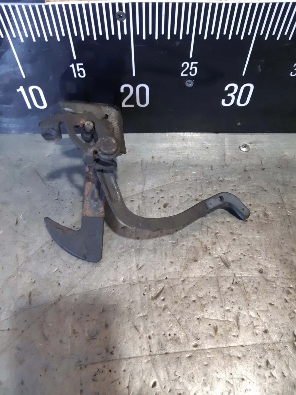 Крюк замка капота Skoda Octavia II рестайлинг (2008—2013) 2010 1Z/F9R