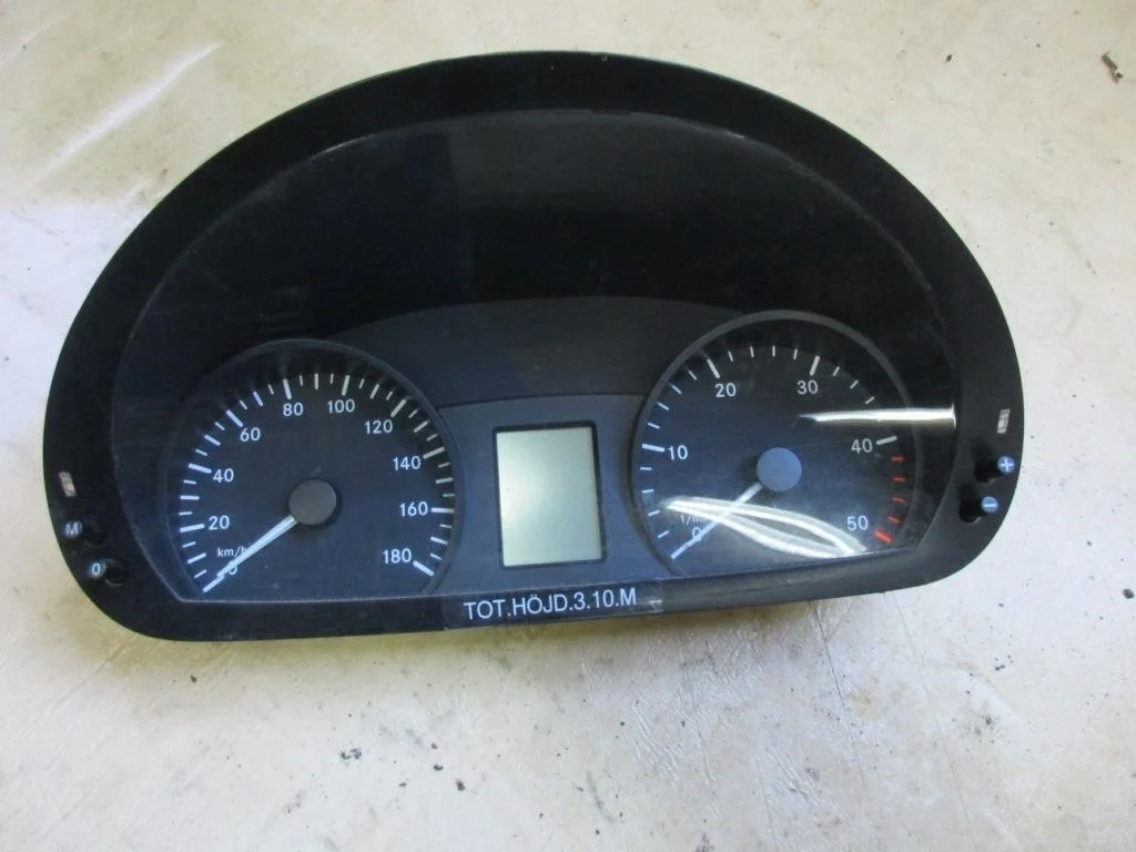 Щиток приборов Mercedes-Benz