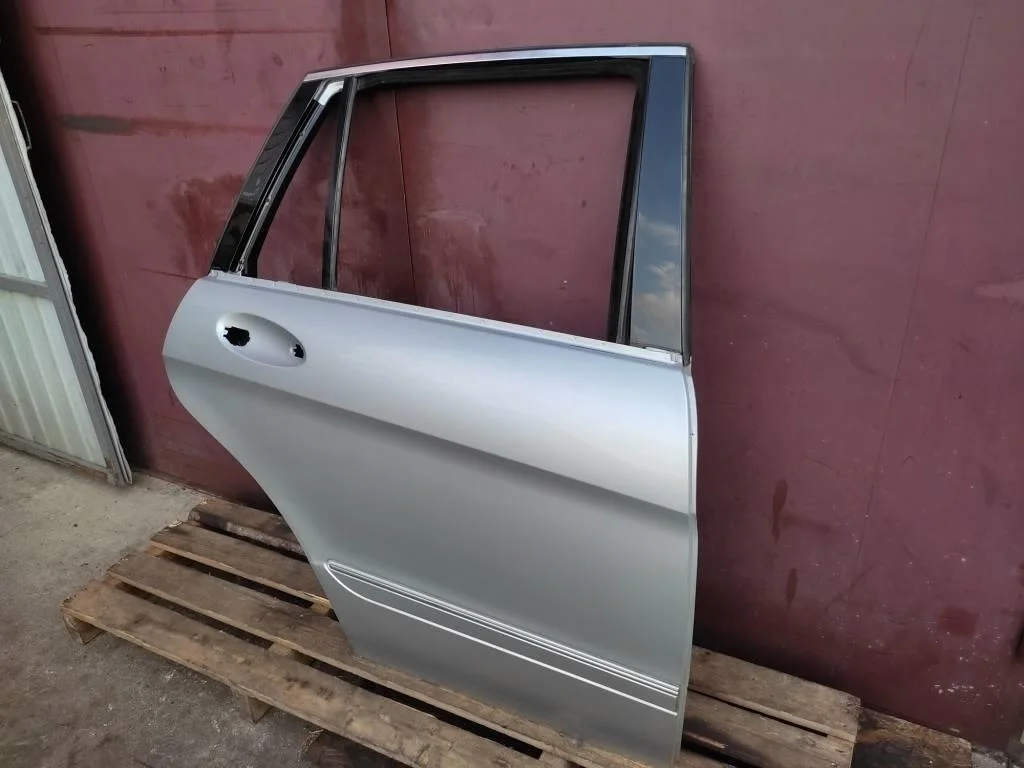Дверь задняя правая Mercedes-Benz