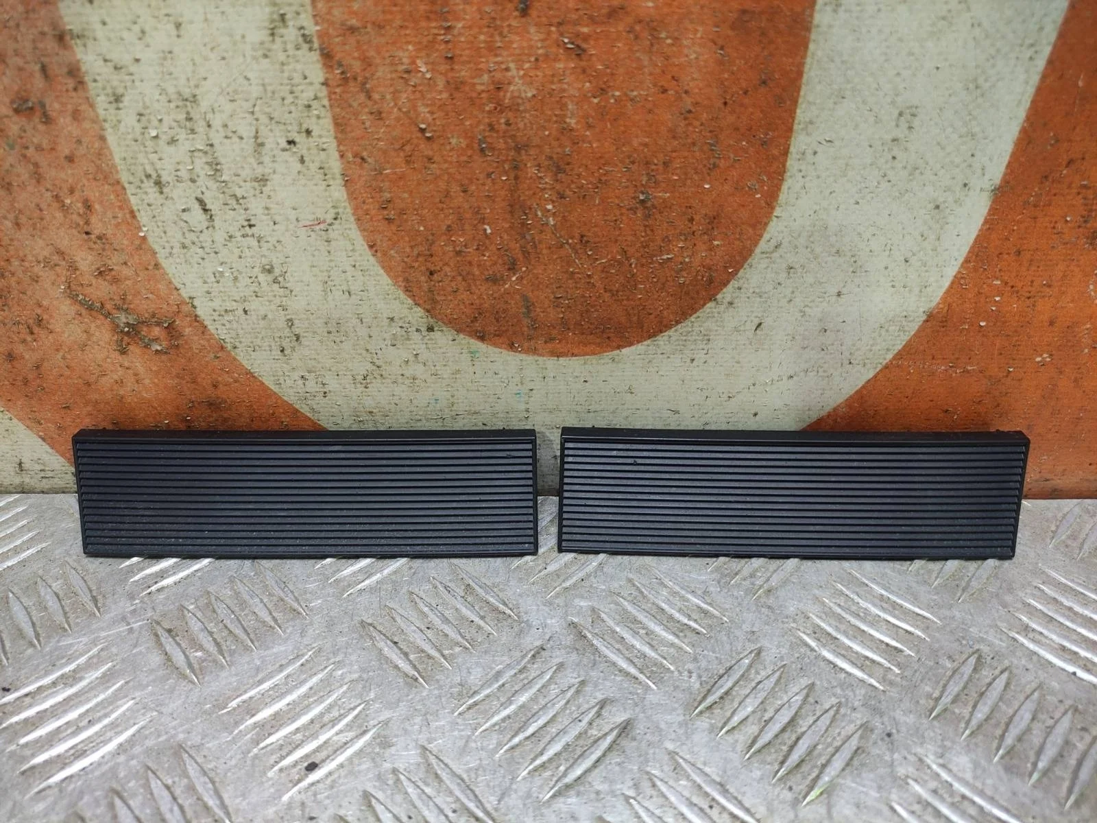 Накладка решетки радиатора Lexus LX 2015-2023 URJ200