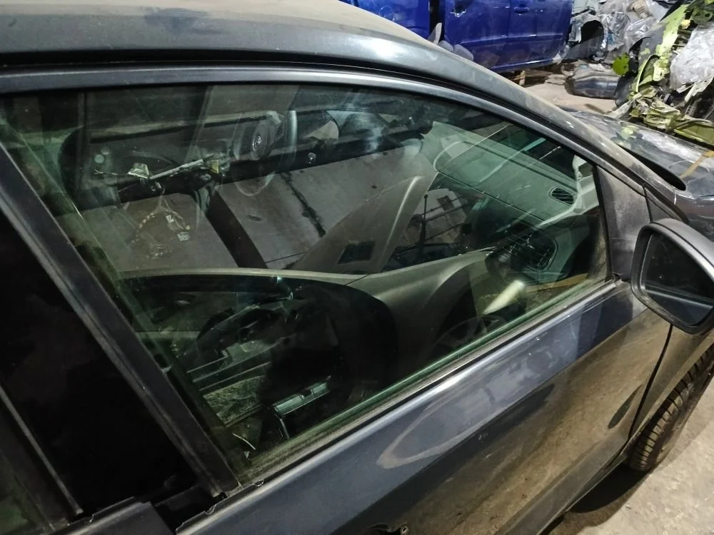 Стекло двери передней правой Volkswagen Polo 5