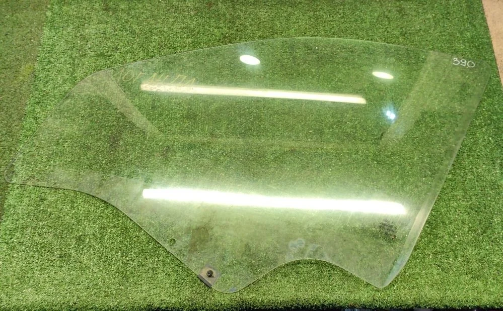 Стекло двери передней левой Renault Logan 1