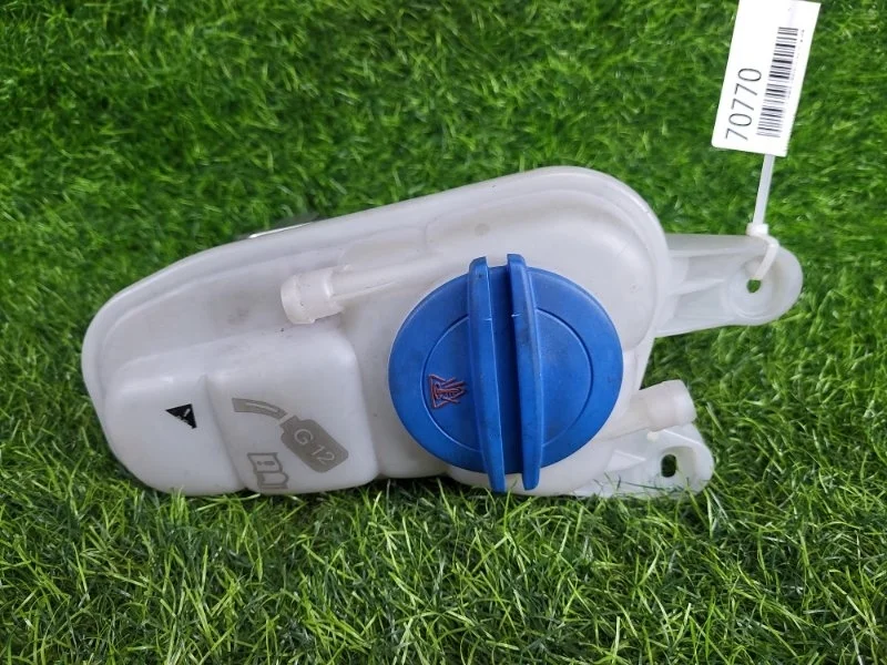 Бачок расширительный Audi A4 2008 8K0121405A B8 CALA 3.2