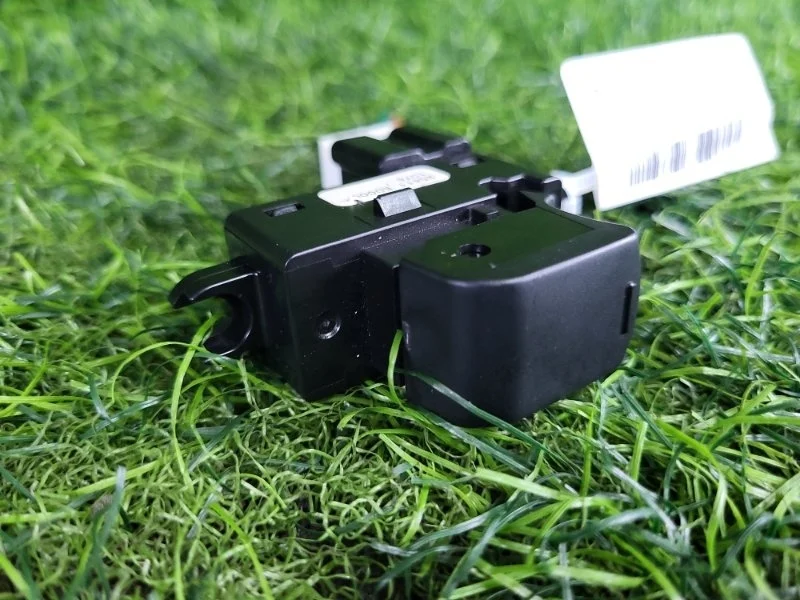 Кнопка стеклоподъемника Nissan Tiida 2008 25411ED000 C11 HR15DE