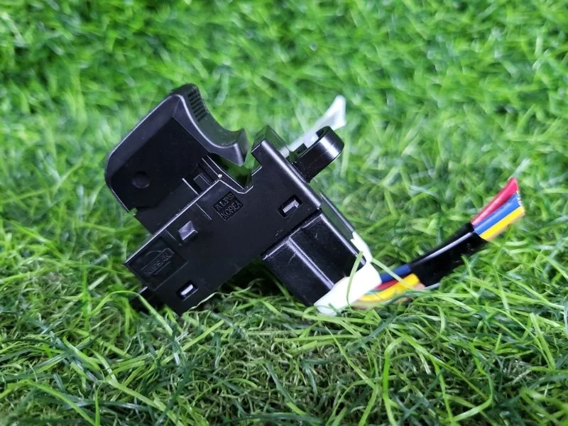 Кнопка стеклоподъемника Nissan Tiida 2008 25411ED000 C11 HR15DE