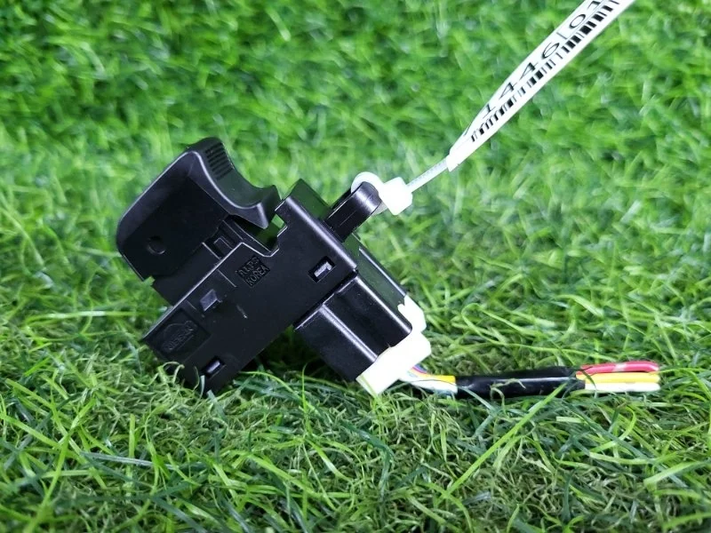 Кнопка стеклоподъемника Nissan Tiida 2008 25411ED000 C11 HR15DE