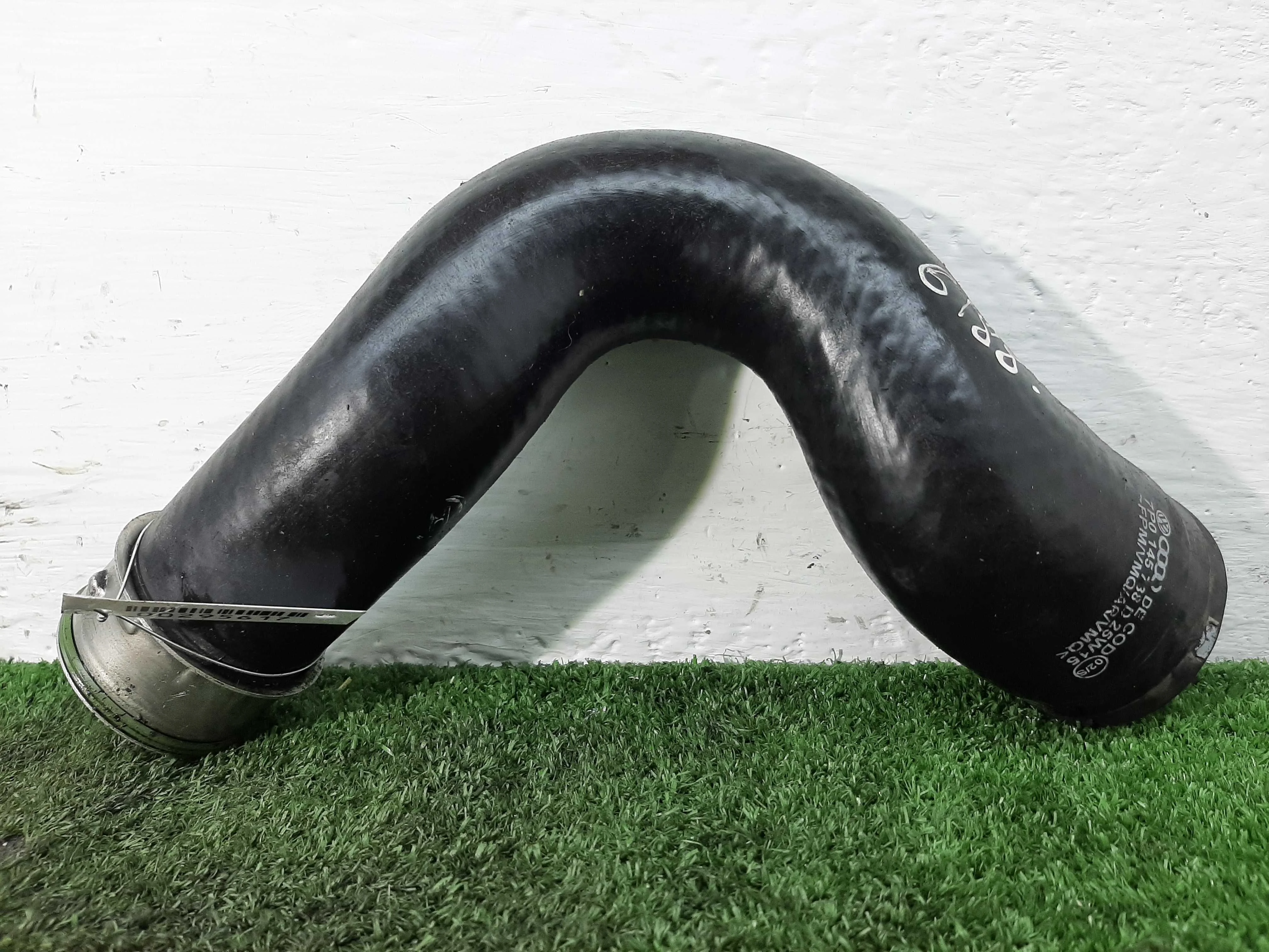 Патрубок интеркулера Volkswagen Touareg II Рестайлинг (7P) 2014 - 2018 дизель 3.0 Автомат