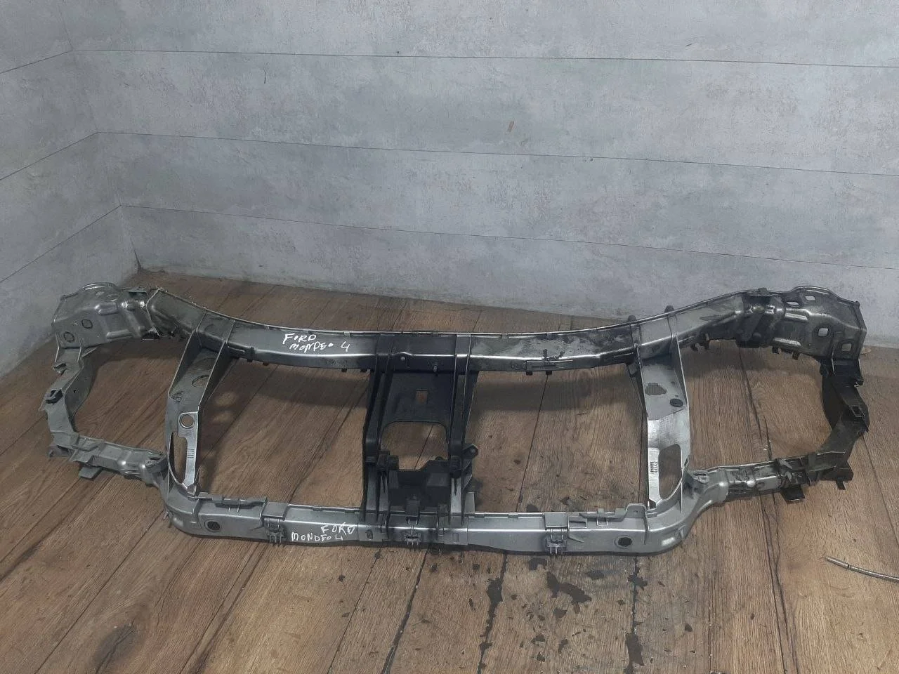 передняя панель (телевизор) Ford Mondeo 4