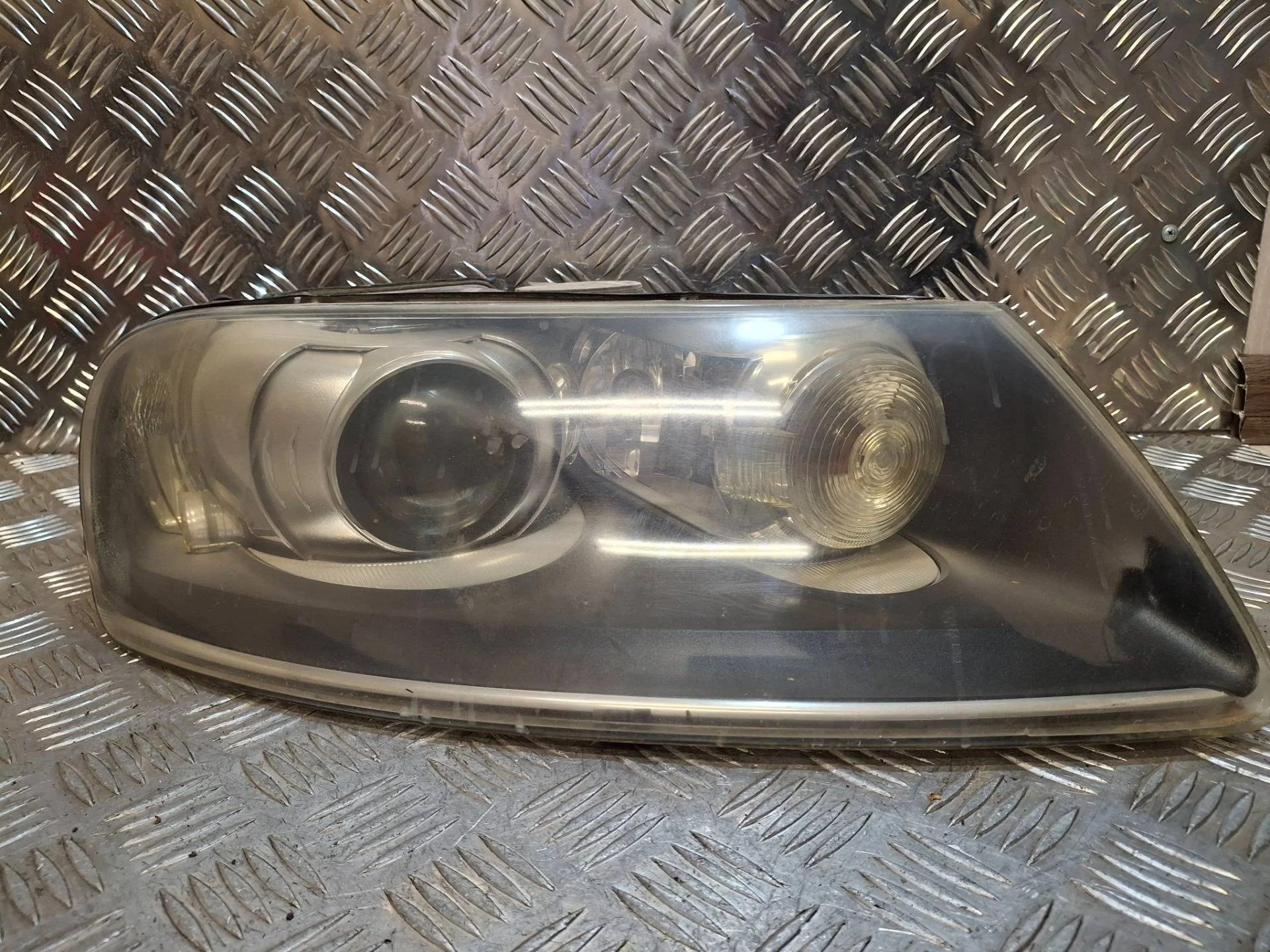 фара правая Volkswagen Touareg