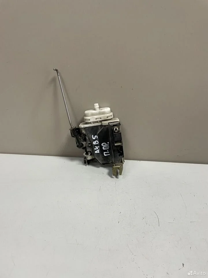 Замок двери передний правый audi a4 b5 8d1837016a