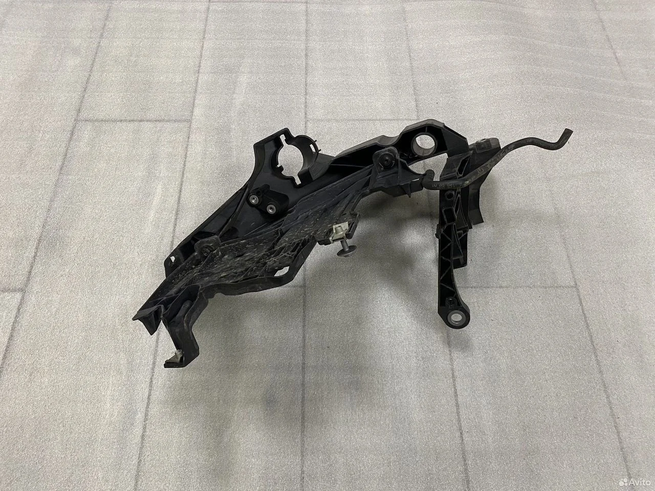 Кронштейн правой фары audi a4 8k b8