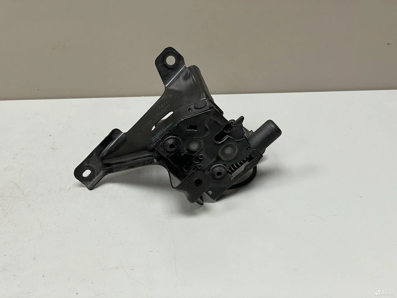 Замок капота правый audi a8 4h d4