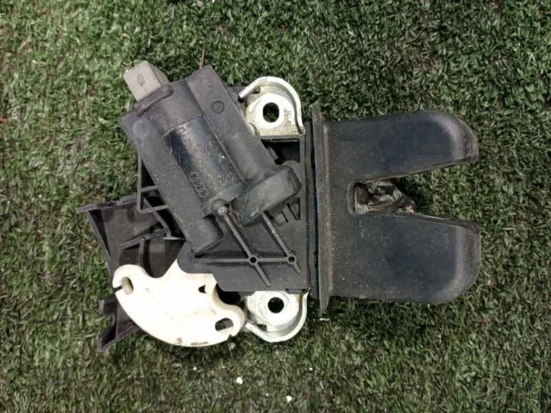 Замок багажника задний Volkswagen Passat B7