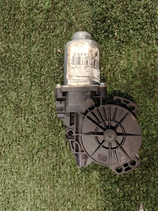 Моторчик стеклоподъемника передний правый Hyundai