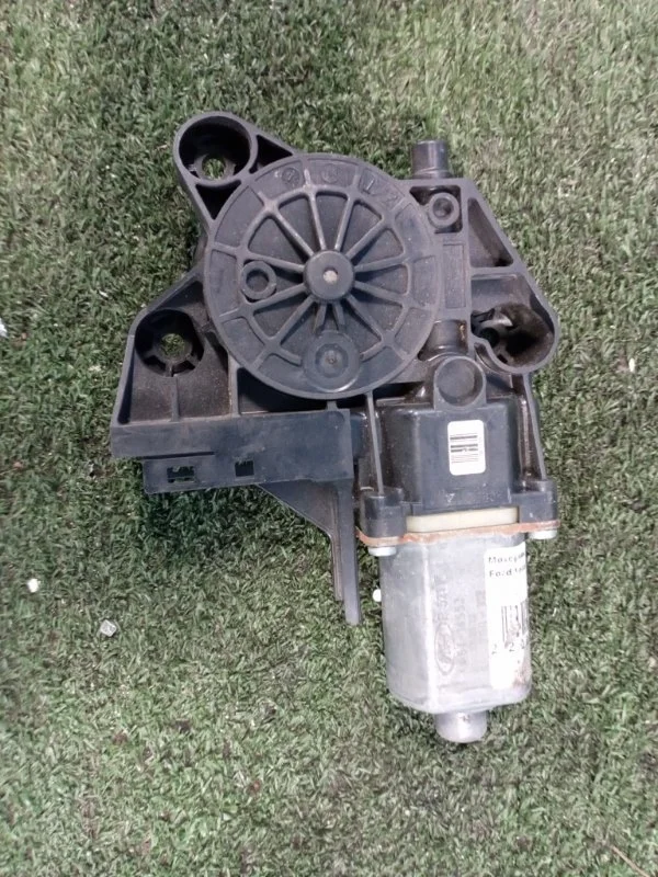 Моторчик стеклоподъемника передний правый Ford