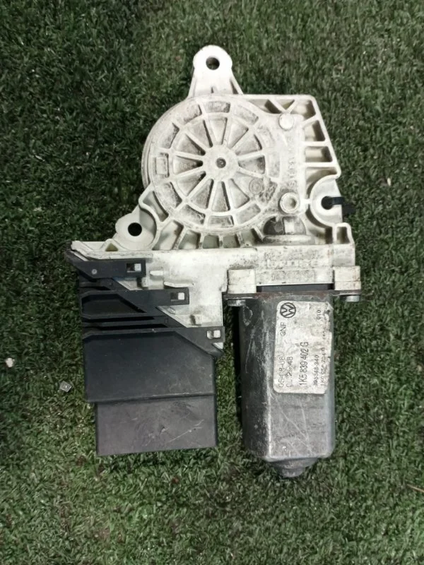 Моторчик стеклоподъемника задний правый Volkswagen