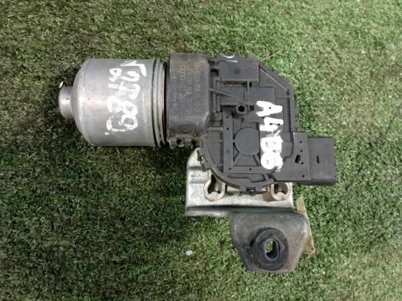 Моторчик стеклоочистителя передний Audi A4 B6