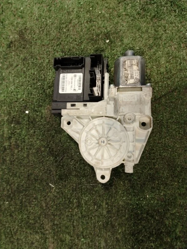 Моторчик стеклоподъемника передний левый