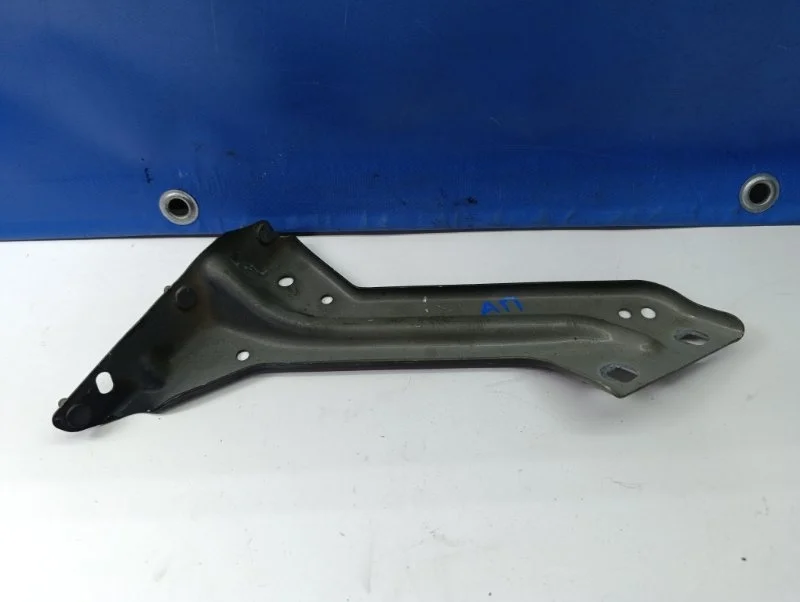 Кронштейн крыла Audi Q5 2012 8R0821136 8R 3.0 CTVA, передний правый