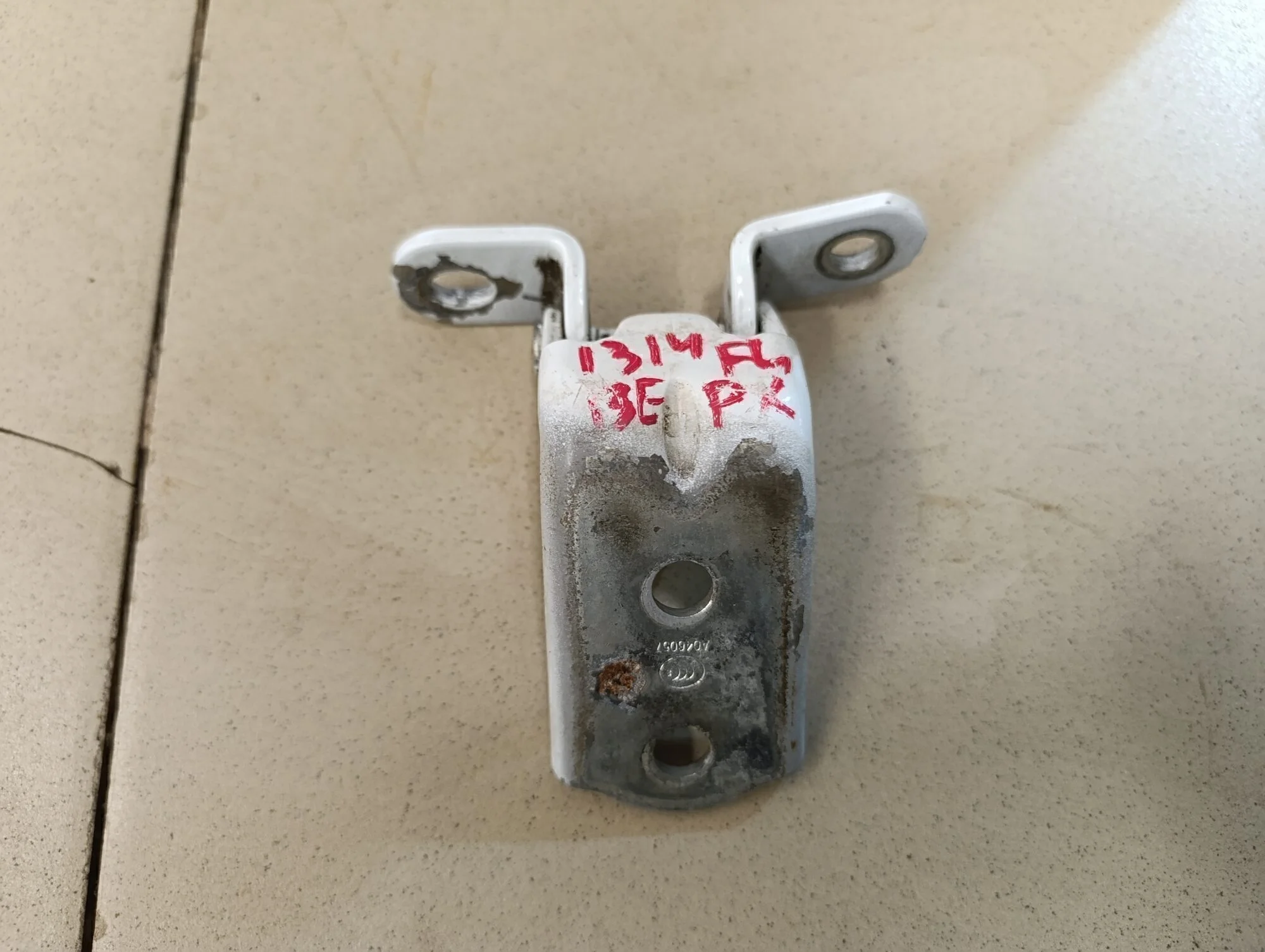 Петля двери передней левой верхняя Solaris 2010-2017