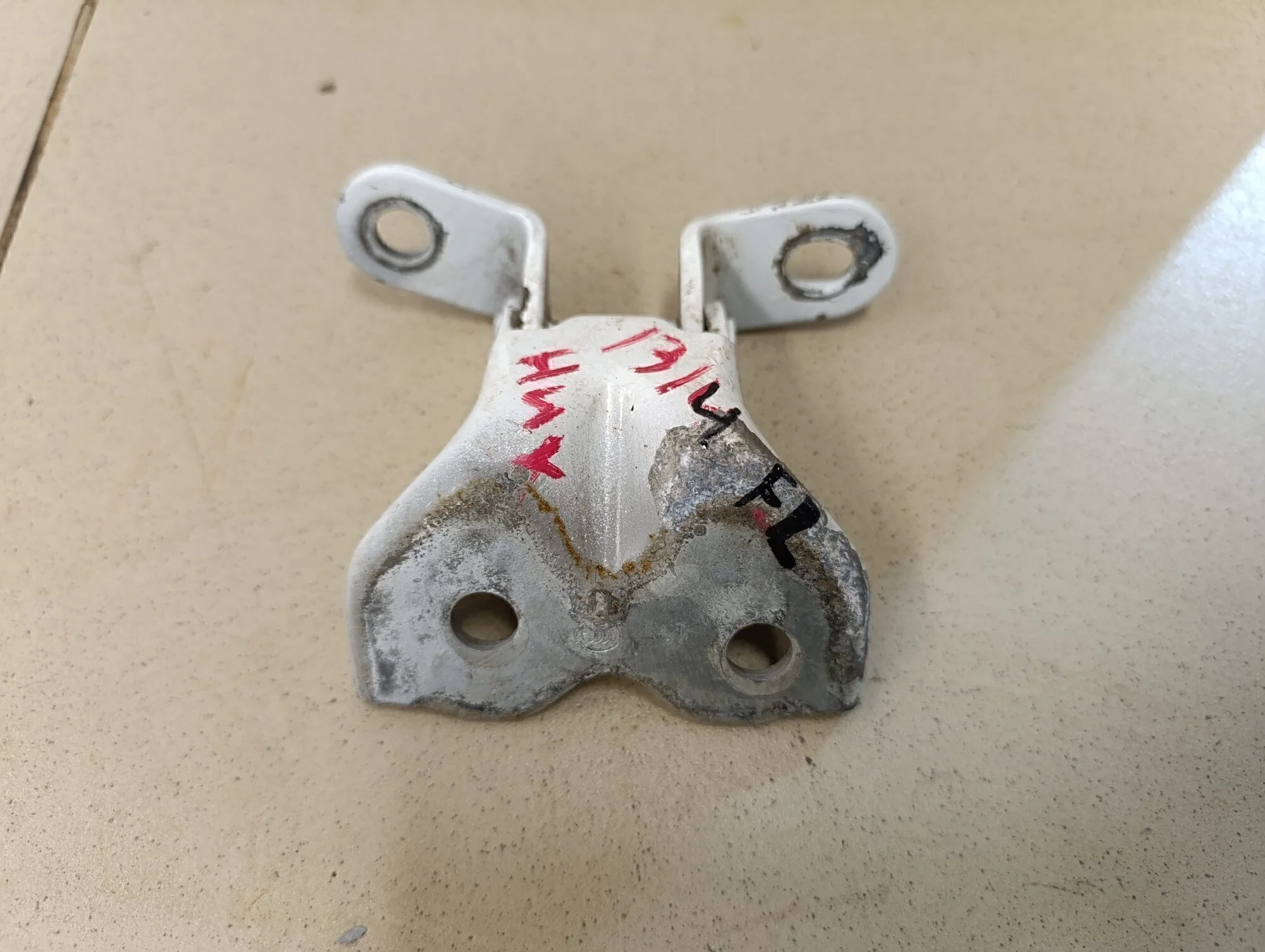 Петля двери передней левой нижняя Solaris 2010-2017