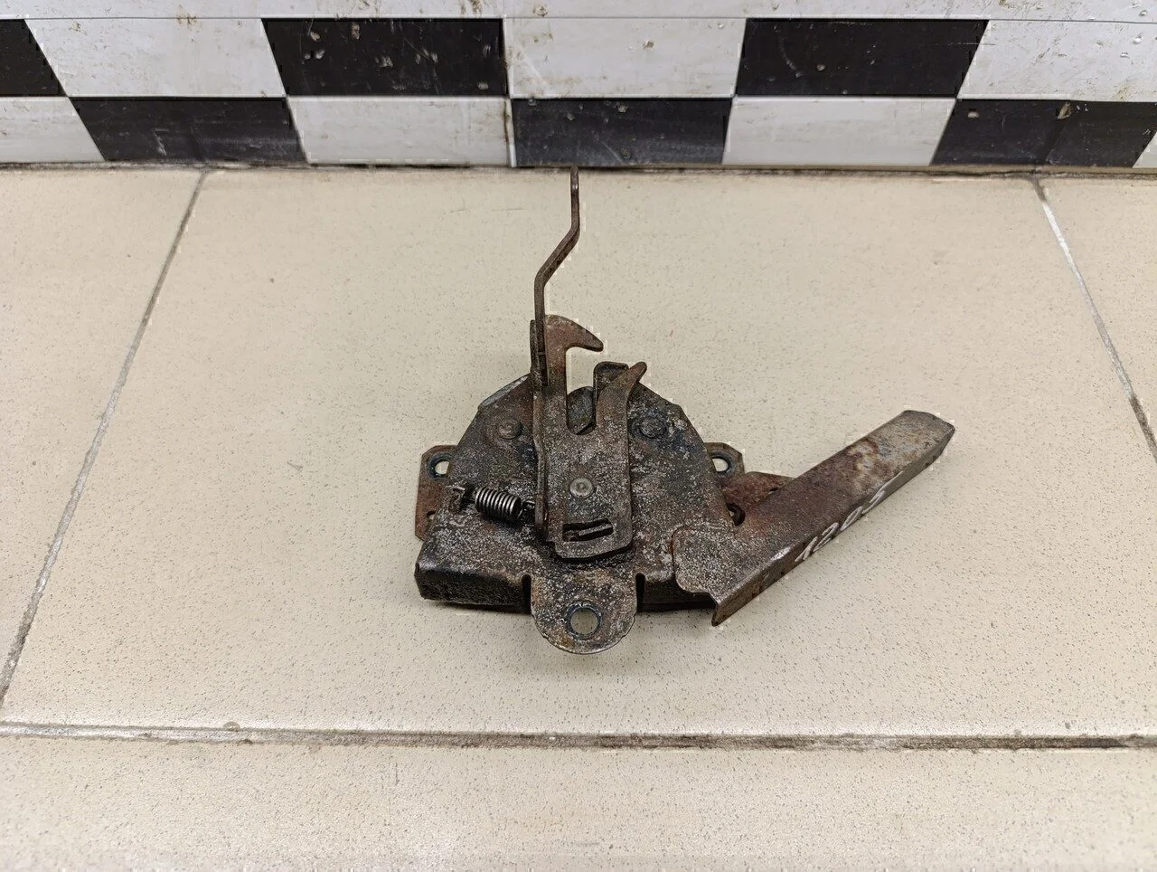 Замок капота Lancer (CS/Classic) 2003-2006