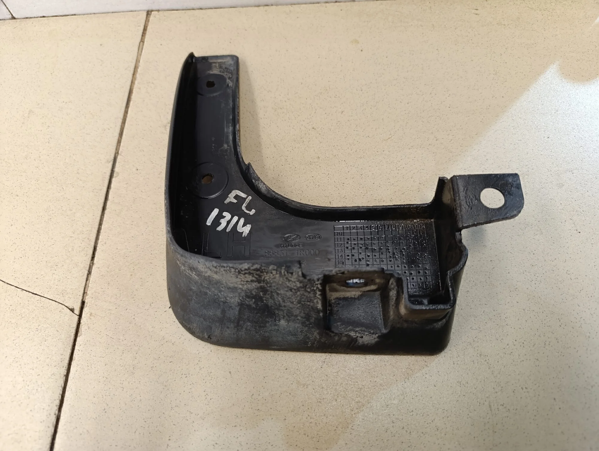 Брызговик передний левый Solaris 2010-2017